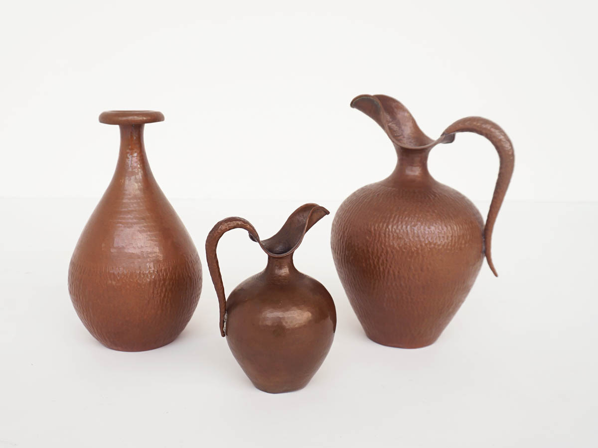 Handgefertigte Kupferkrüge und Vase