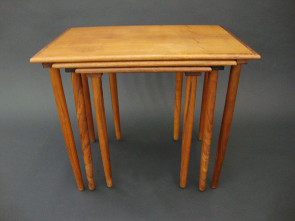 Set of 3 nesting tables