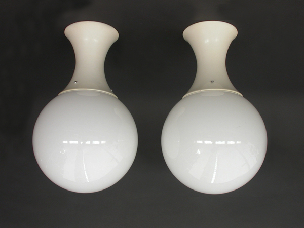 2 Hanging wall lamps