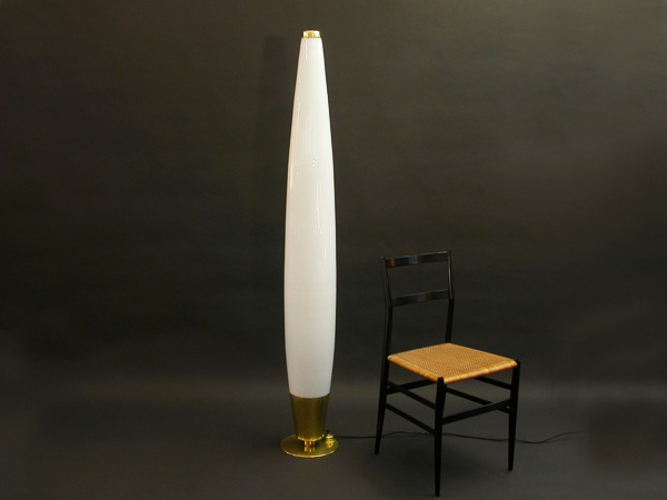 Outsize floor lamp