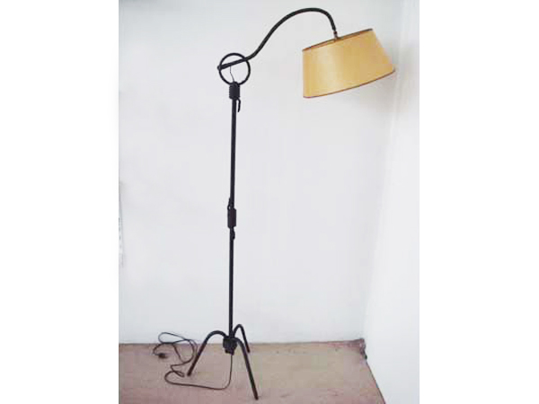 Adjustable floor lamp