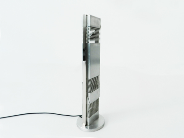 Minimal-tech adjustable table lamp