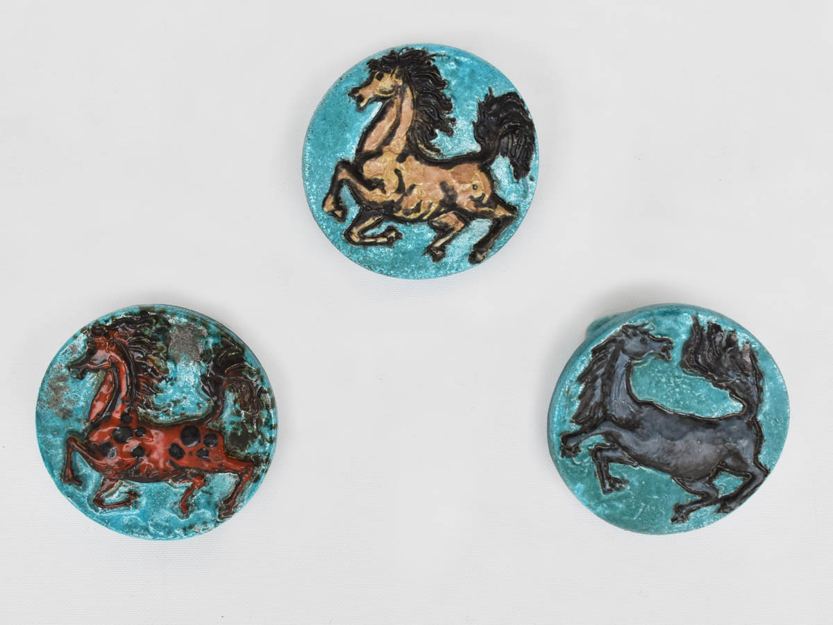 Appendiabiti in ceramica scolpita e smaltata con cavalli selvaggi