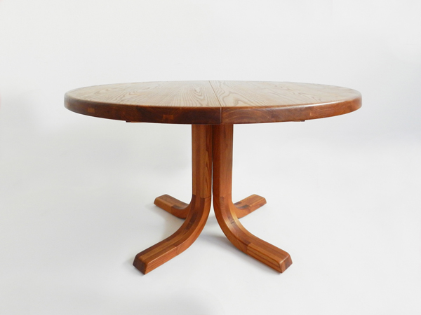 Adj. dining table with 2 leaves