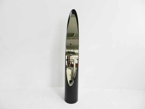 Standing lipstick mirror