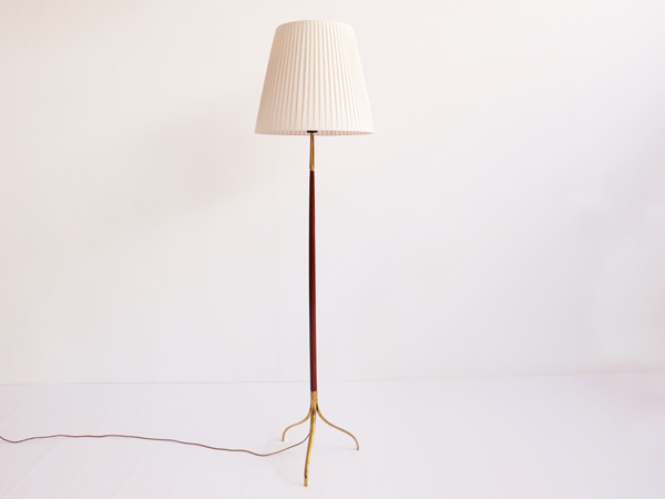 Elegant three feet floor lamp