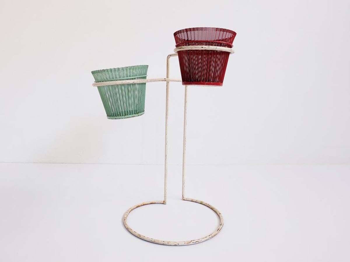 Plisset plant stand