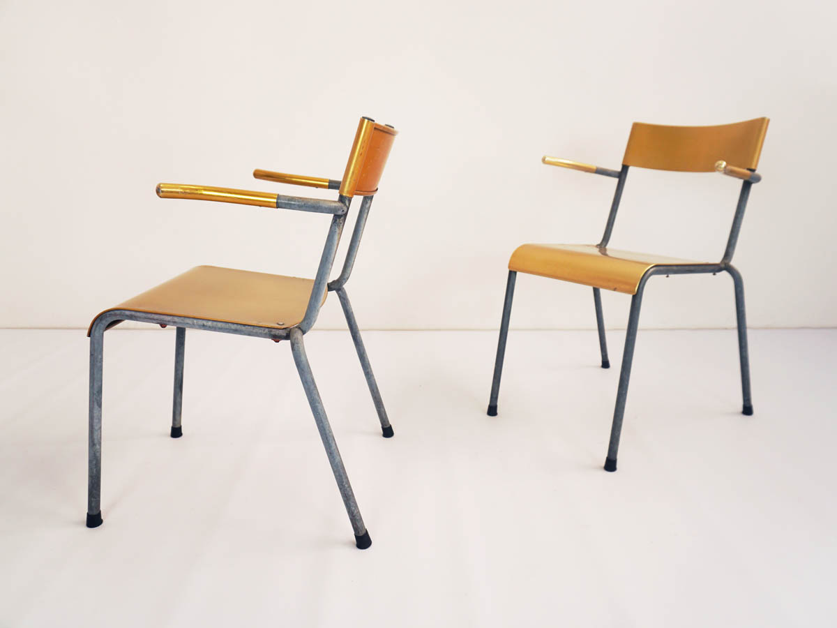 2 stackable chairs in yellow aluminum