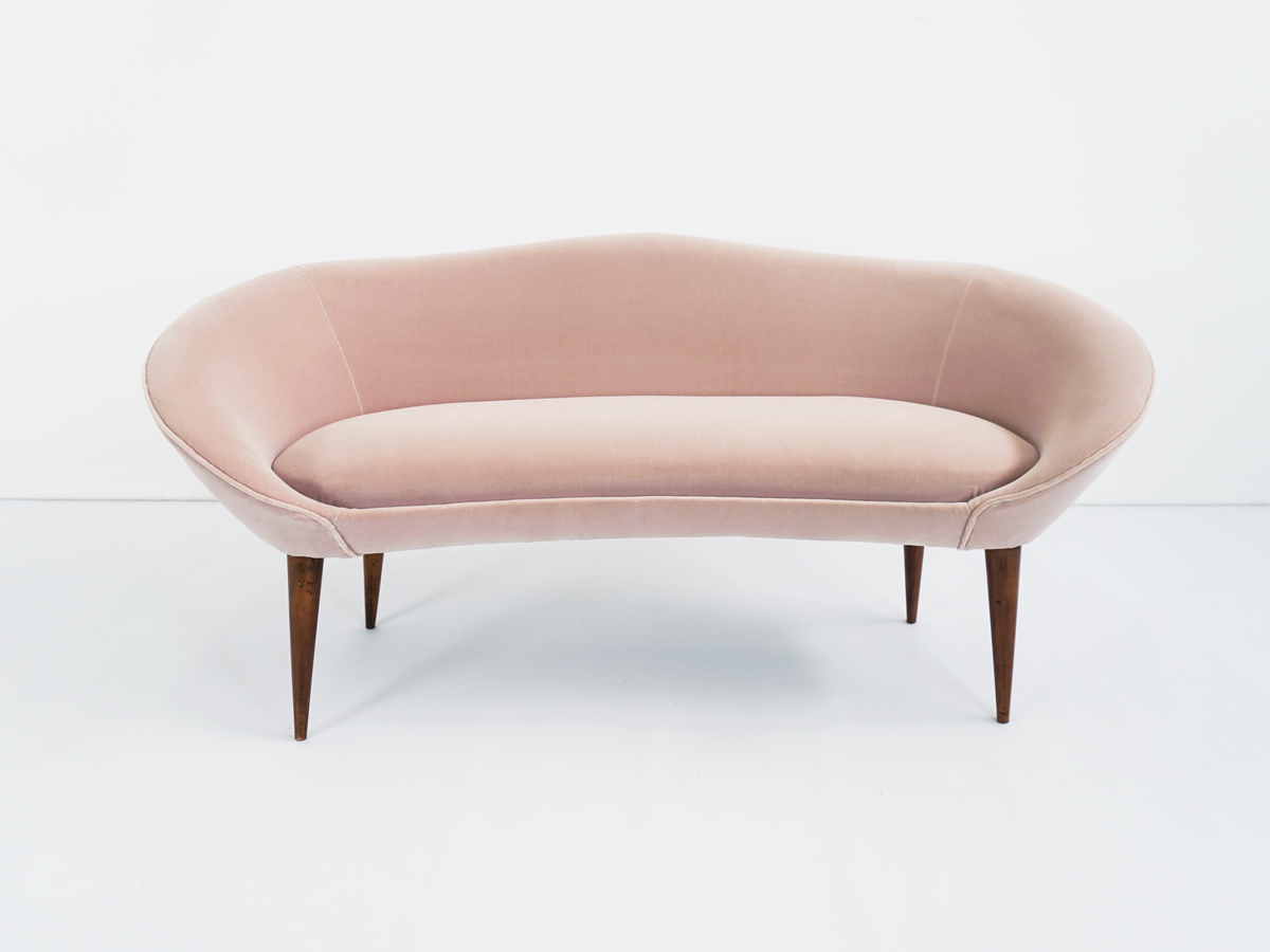 Small sofa bench in powder rose velvet
