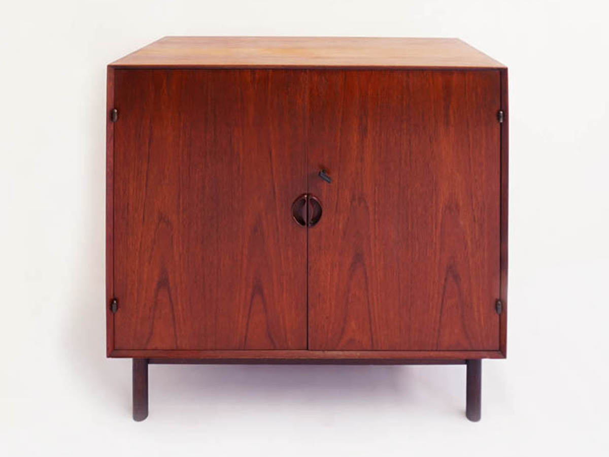 Small sideboard with drawes
