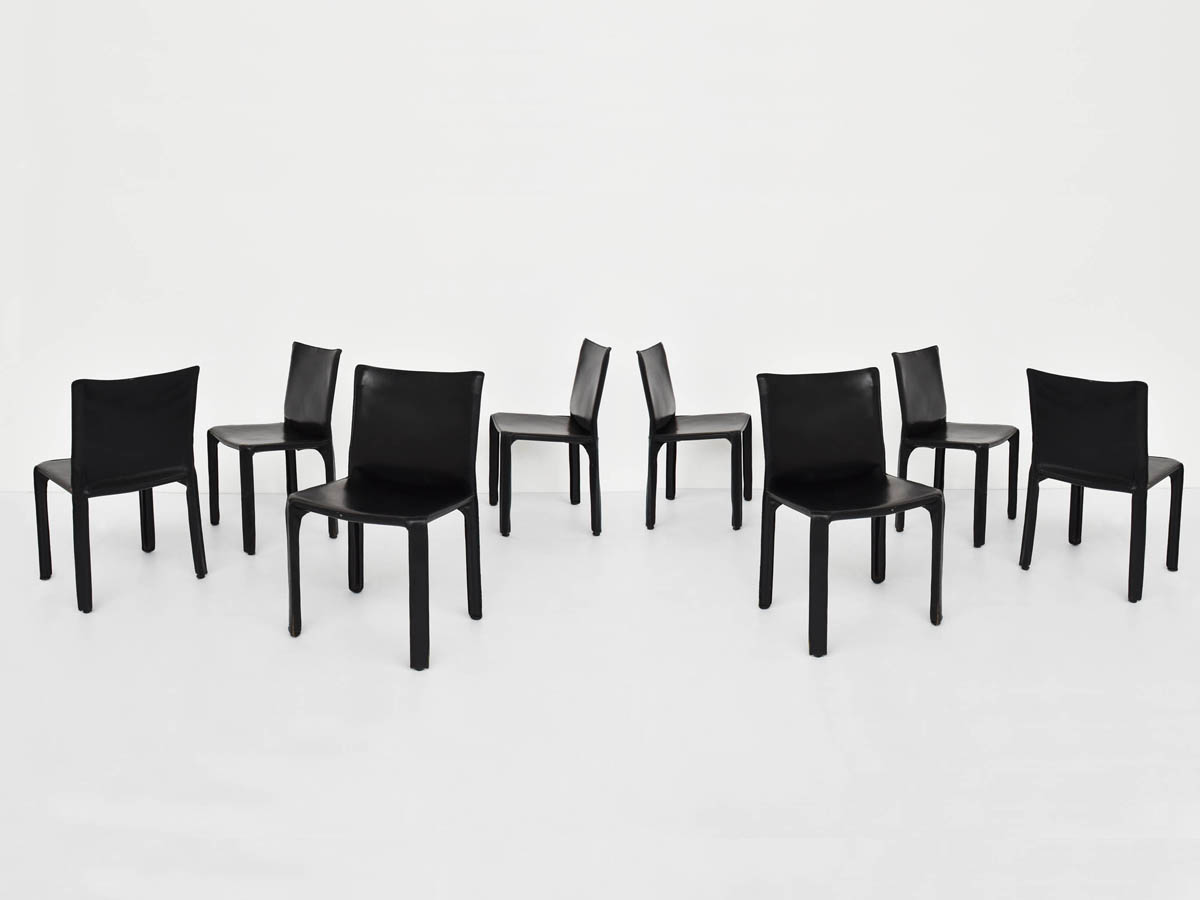 8 Stühle aus schwarz patiniertem Leder mod. CAB 412
