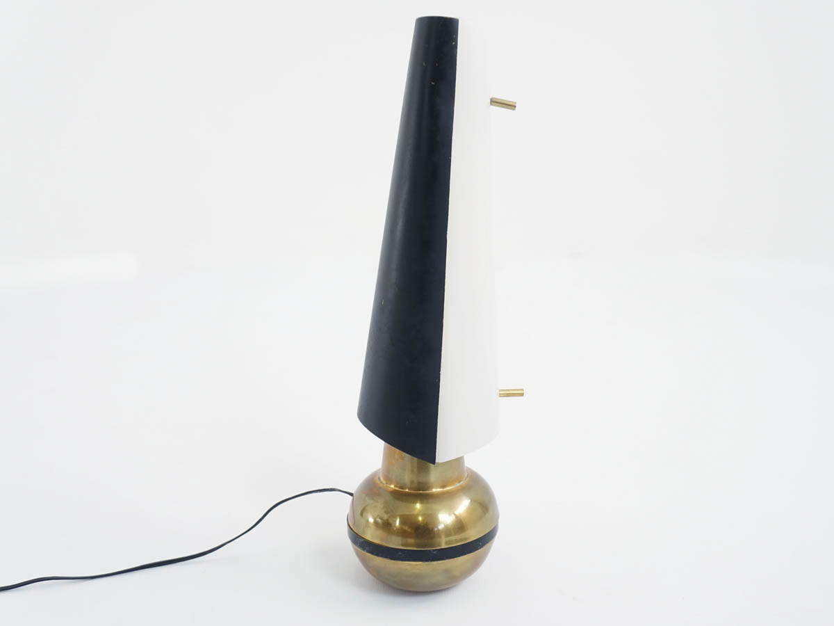 Counterweight table lamp