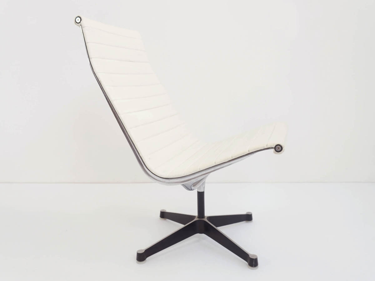 Swivel White Vinyl Lounge Chair mod.EA116