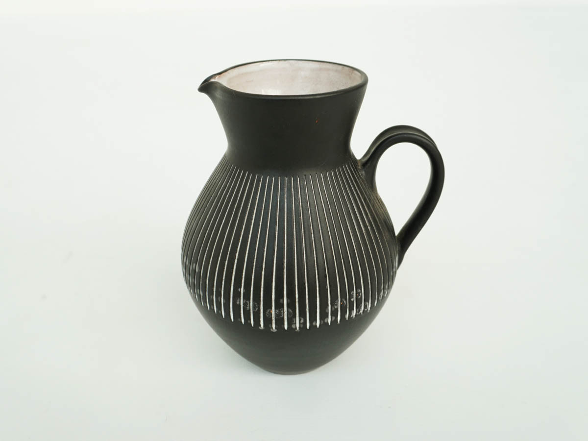 Kleiner Krug aus schwarzer Keramik, Schweizer Design