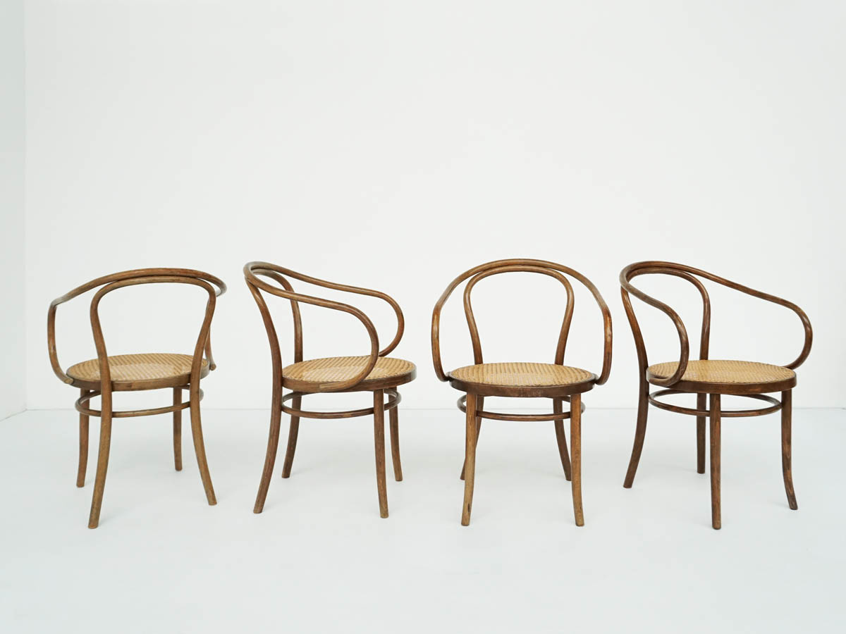 4 Le Corbusier Chairs B9
