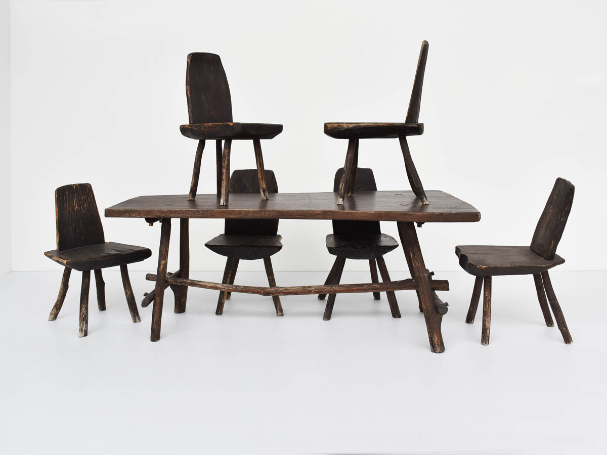 Table et chaises en bois massif au design brutaliste des Alpes suisses