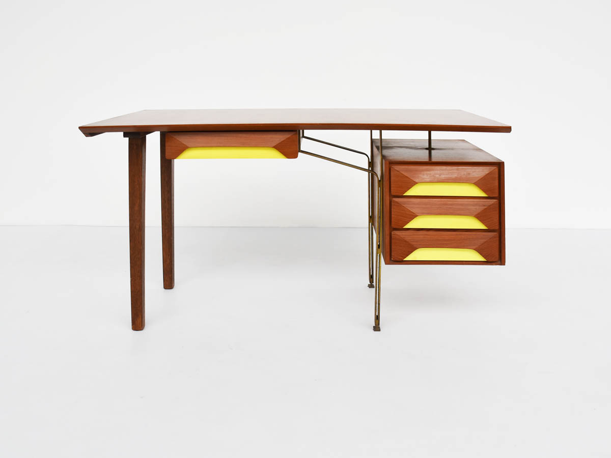 Bumerang-Schreibtisch mit abgehängter Platte
