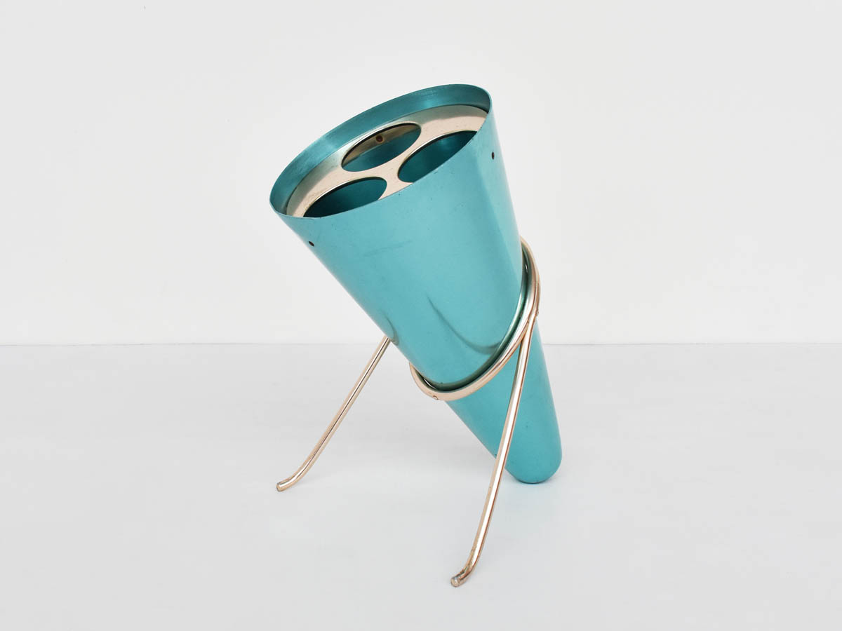 Skulpturaler Schirmständer aus farbigem Aluminium