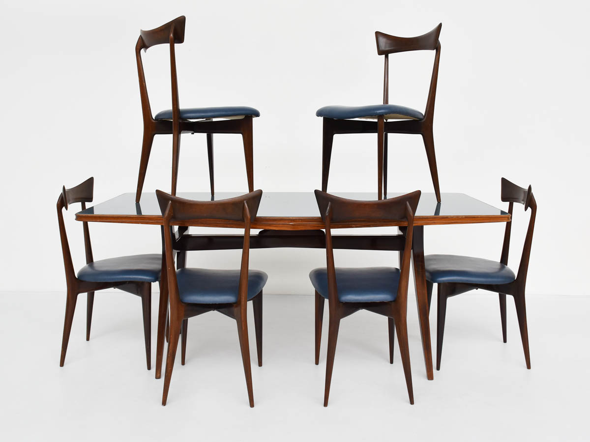 Stühle und Esstisch mit zuckerpapierblauem Glas