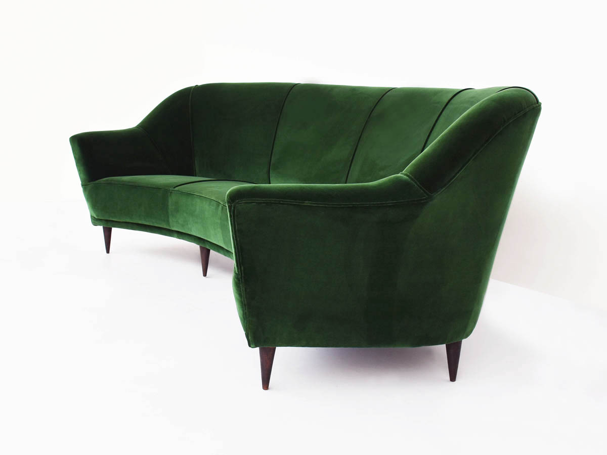Stilvoll geschwungenes Sofa in "Green Forest" Samt