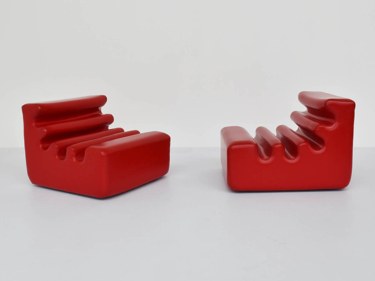 Deux fauteuils Mod. Karelia première édition en vinyle rouge