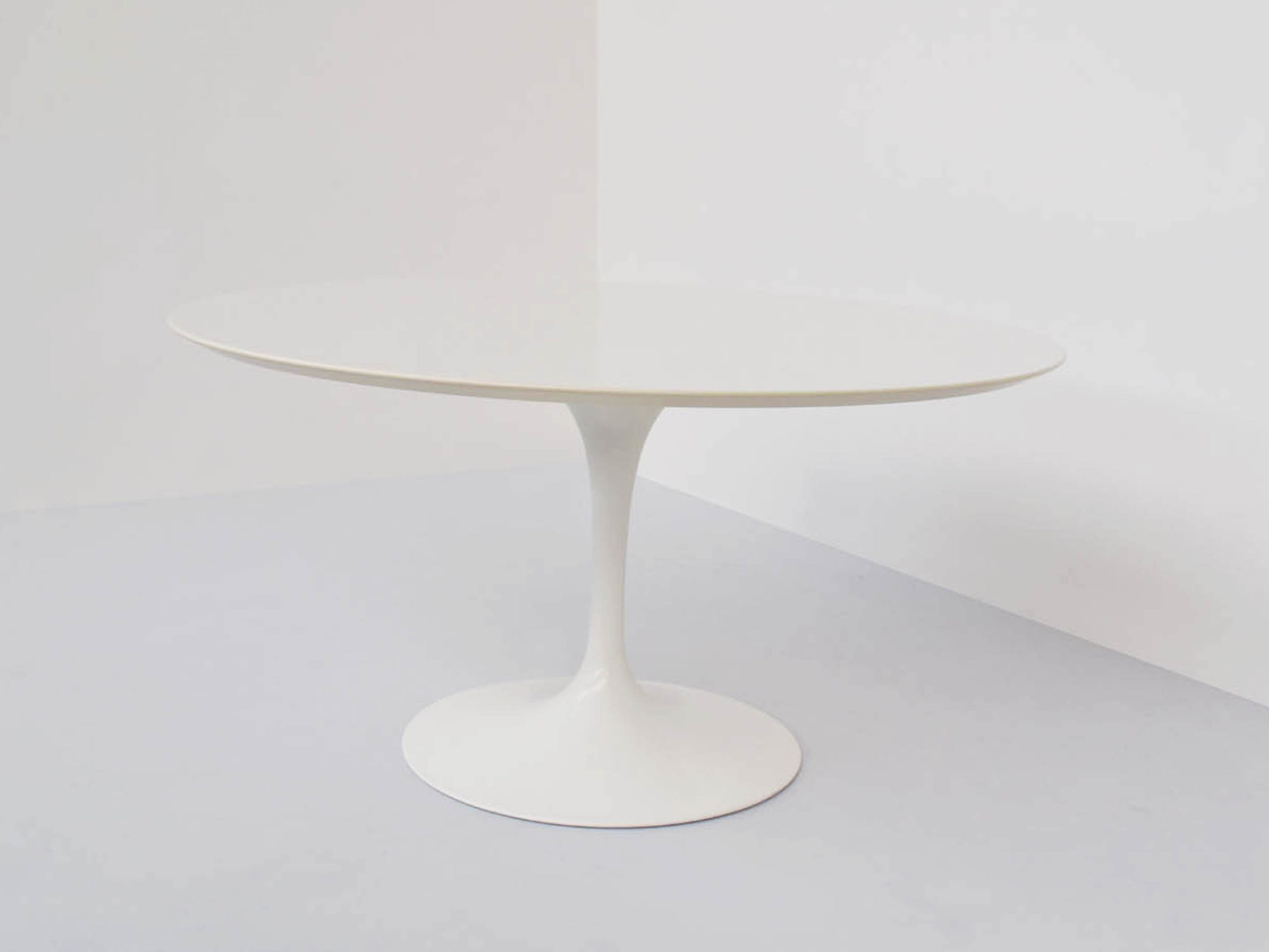 Tulip Round Table in White Laminate Dia. 137 cm