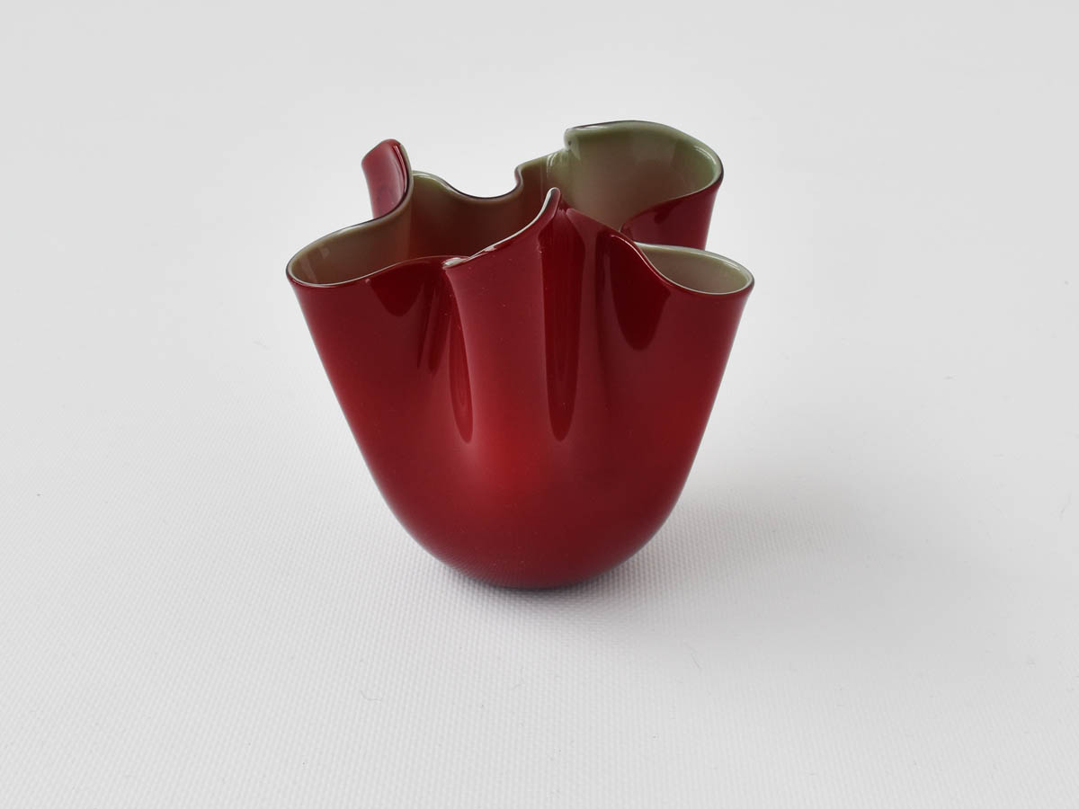Kleine Vase 'Fazzoletto' aus rotem und salbeigrünem Buntglas
