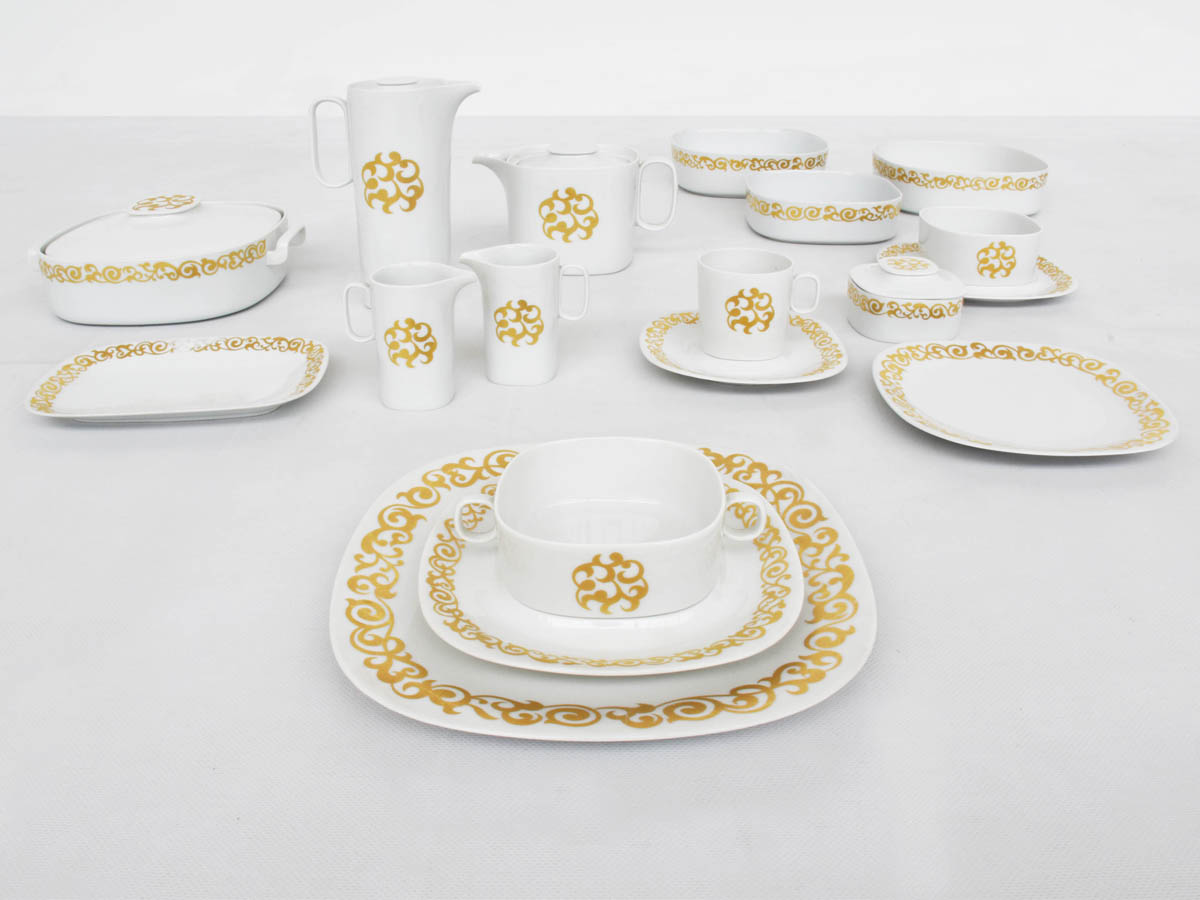 Service de table complet pour 10 personnes plus réserve<br><br>
