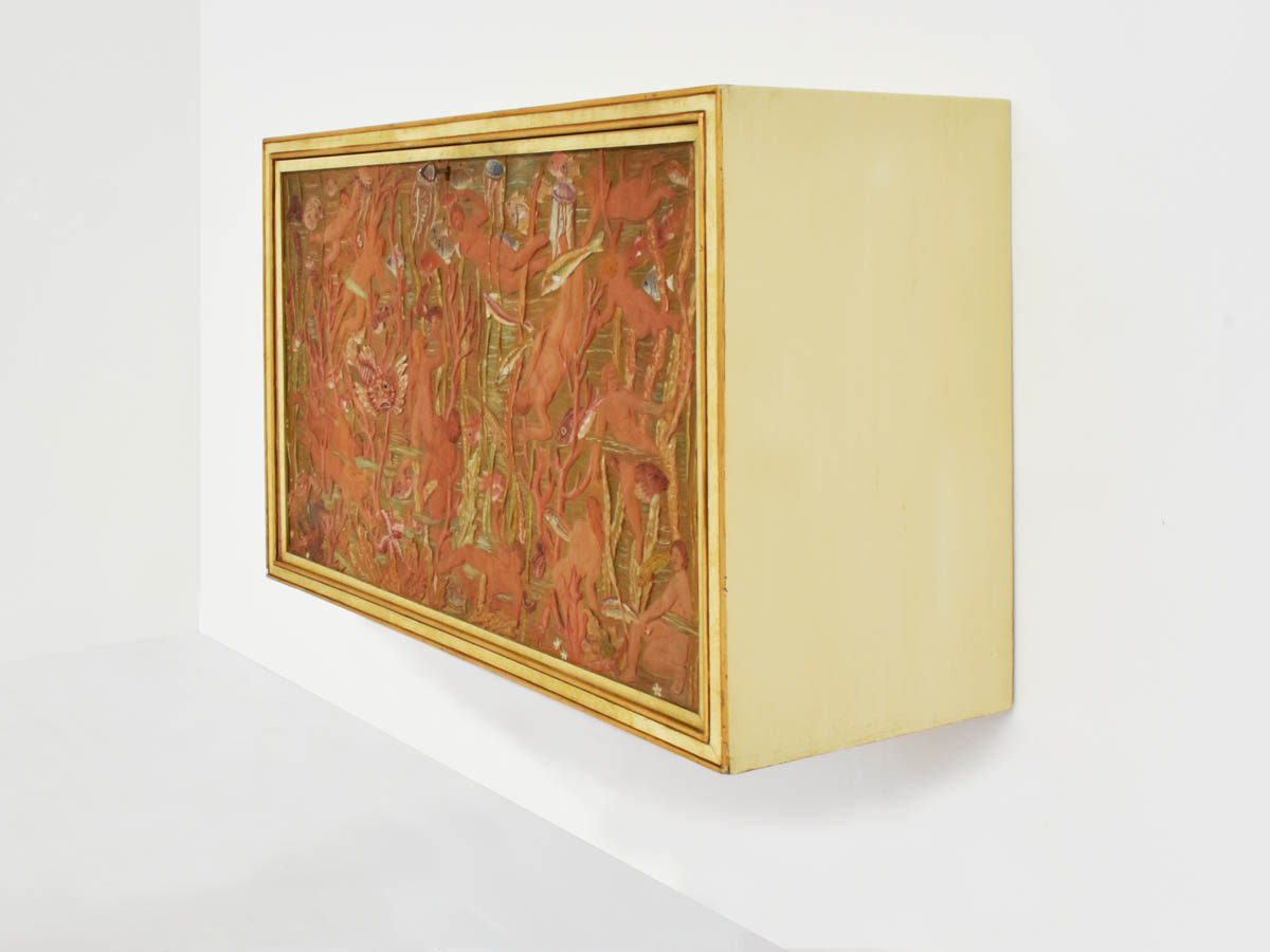 scolpitoiBar sospeso con elegantissime e particolari porte in legno intagliato (baccanale sottomarino)