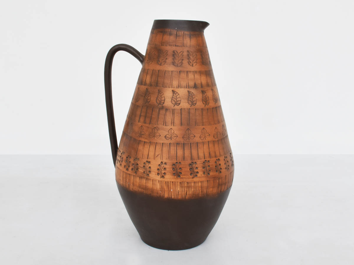 Large vase with engraved flowers and leaves