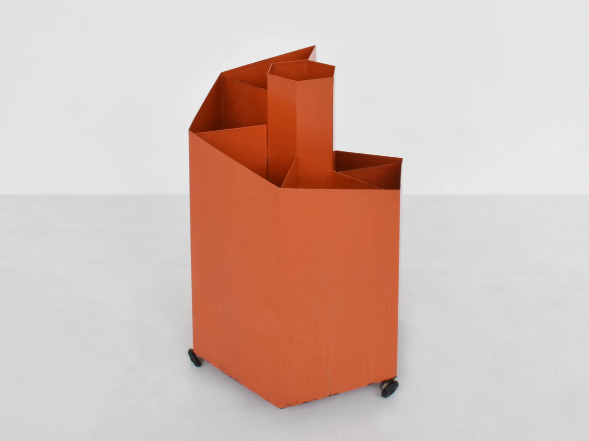 Logarithmic spiral-shaped project holder on wheels