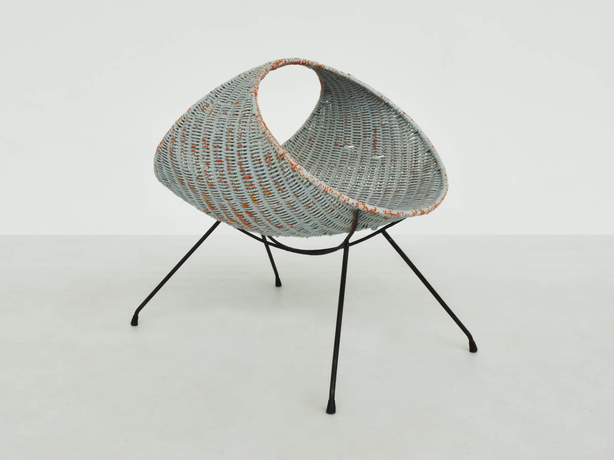 Oval magazine rack in painted woven rattan