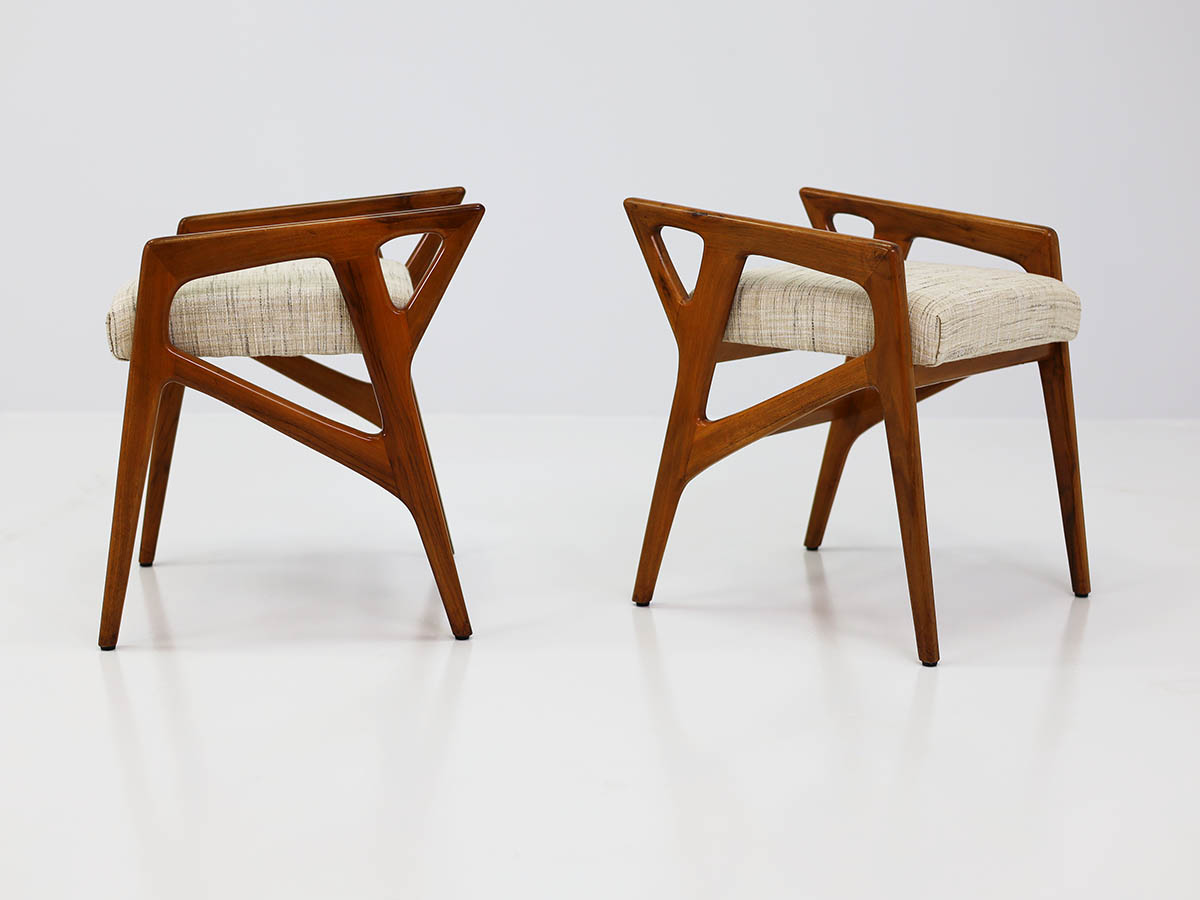 Item nr: 25131 - Pair of Stools model 687 Pair of Stools model 687