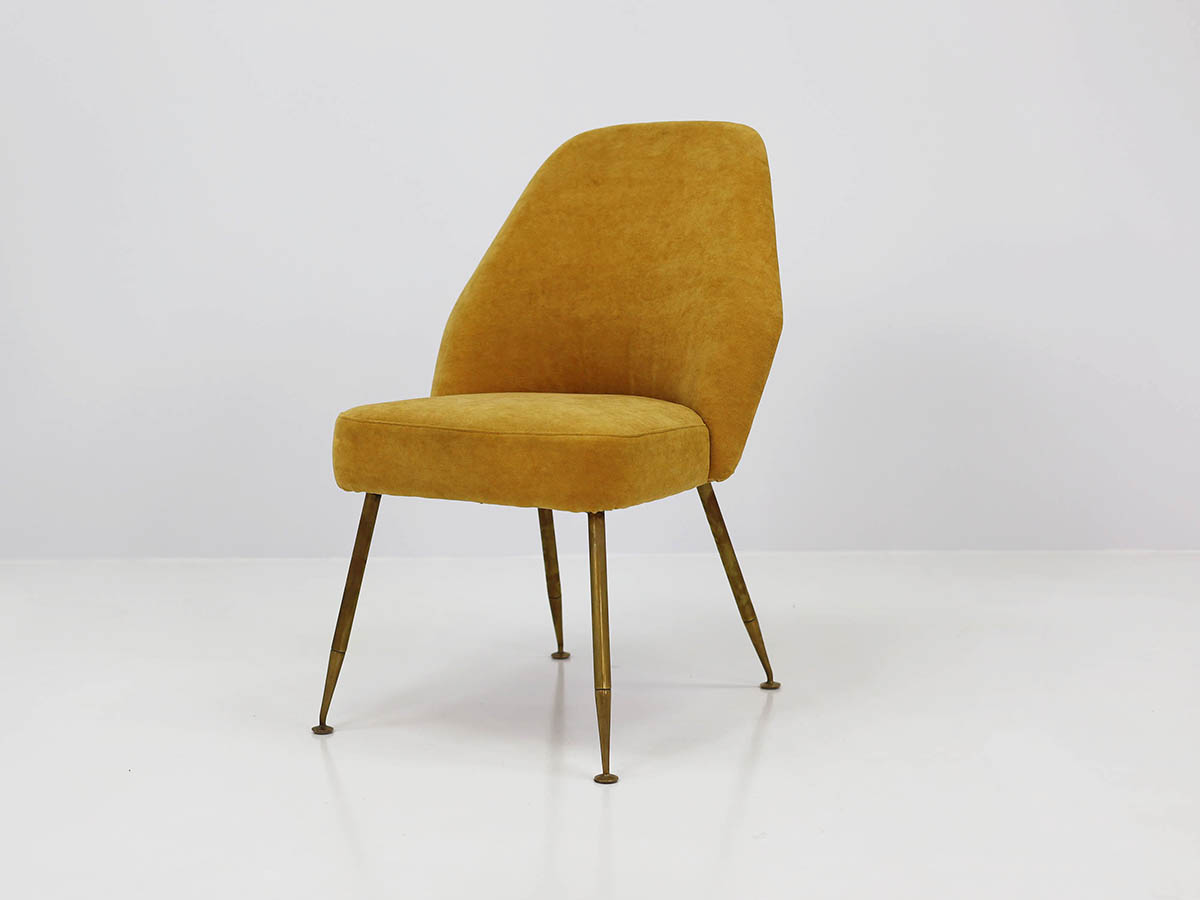 Elegante poltrona imbottita con gambe in ottone, modello Campanula