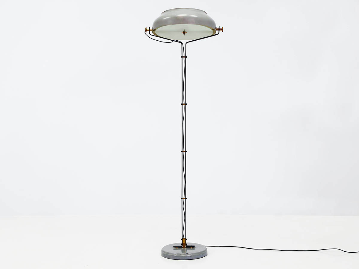 Item nr: 26053 - Rare floor lamp with brass accents Rare floor lamp with brass accents