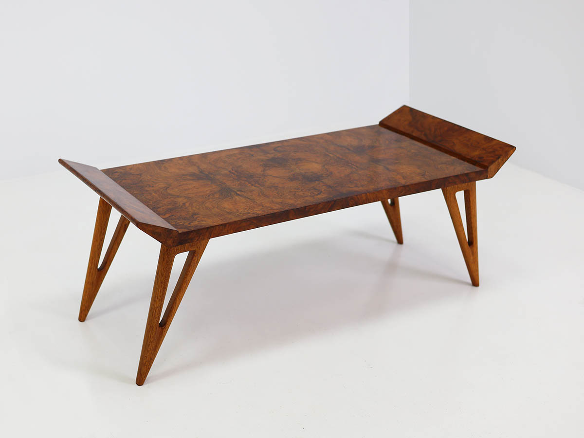 Table basse de style italien en loupe de noyer