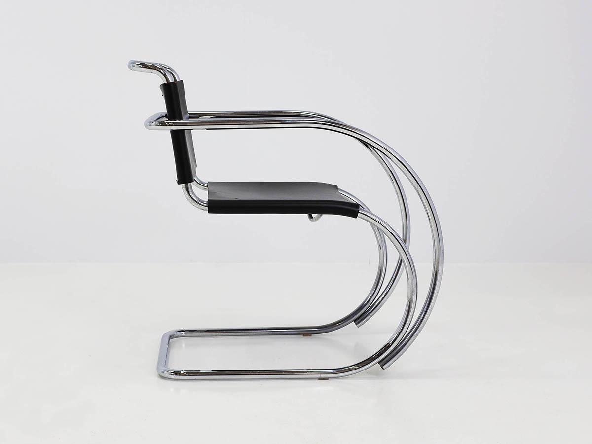 Cantilever chair with armrests model MR20