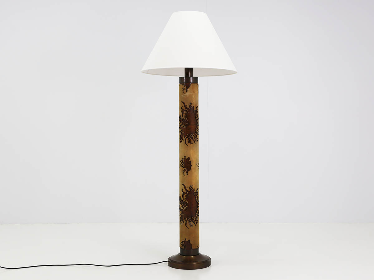 Große Art-déco-Stehlampe mit blumenverziertem Schaft und Messingdetails