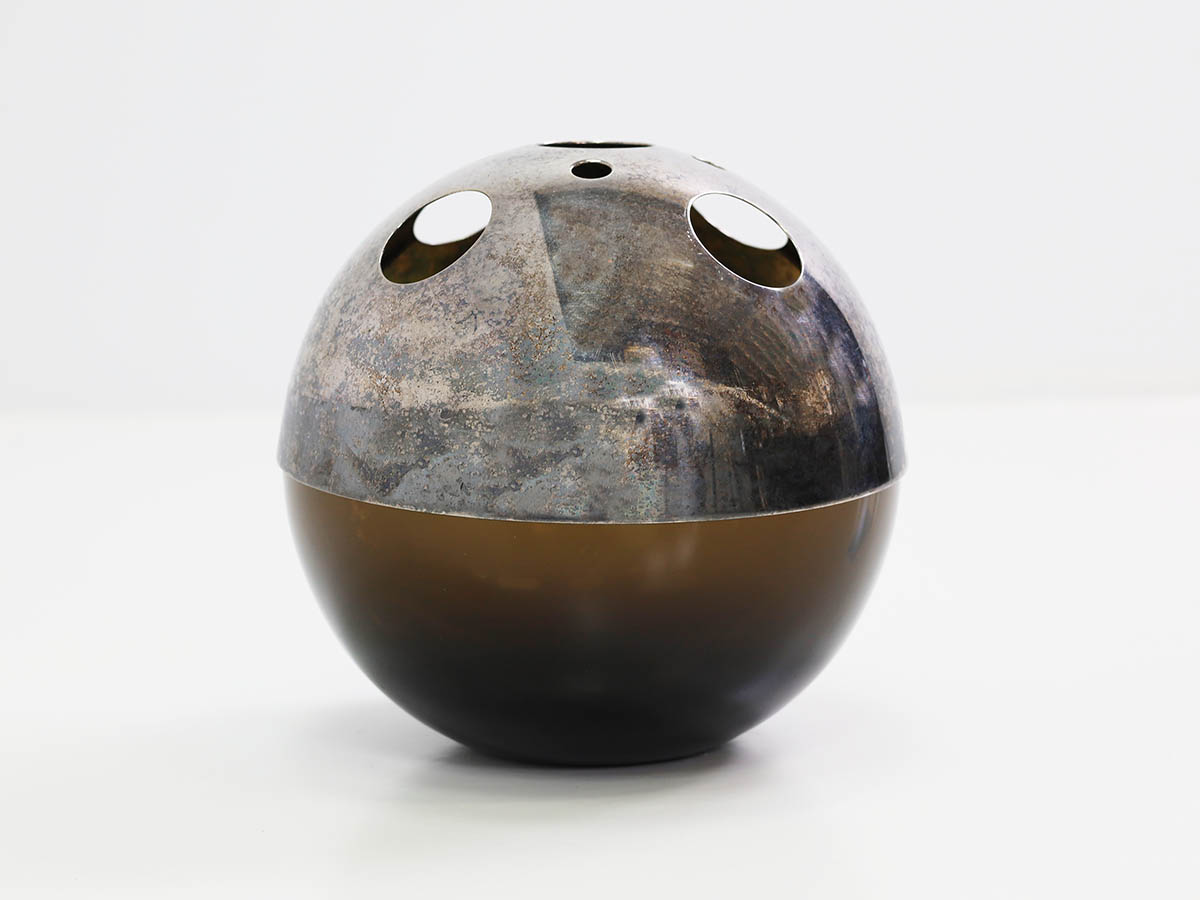 Vase sphérique en deux parties avec partie supérieure perforée et plaquée argent, modèle Mars