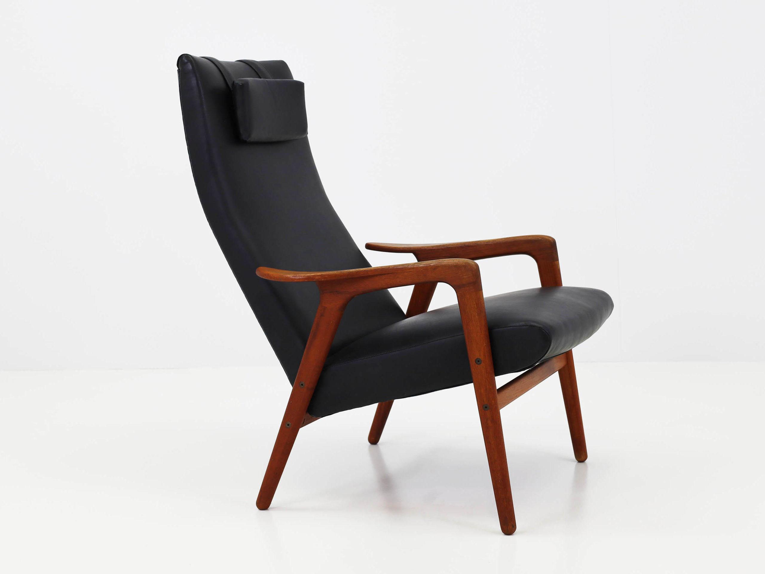 Item nr: 26117 - Ergonomic Armchair in Black Leather model Mingo Ergonomic Armchair in Black Leather model Mingo