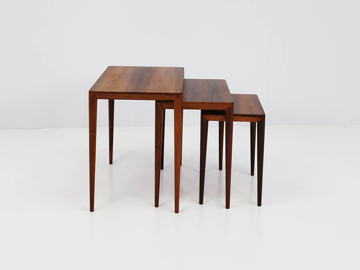 Item nr: - Set di tre tavolini impilabili in palissandro Set di tre tavolini impilabili in palissandro