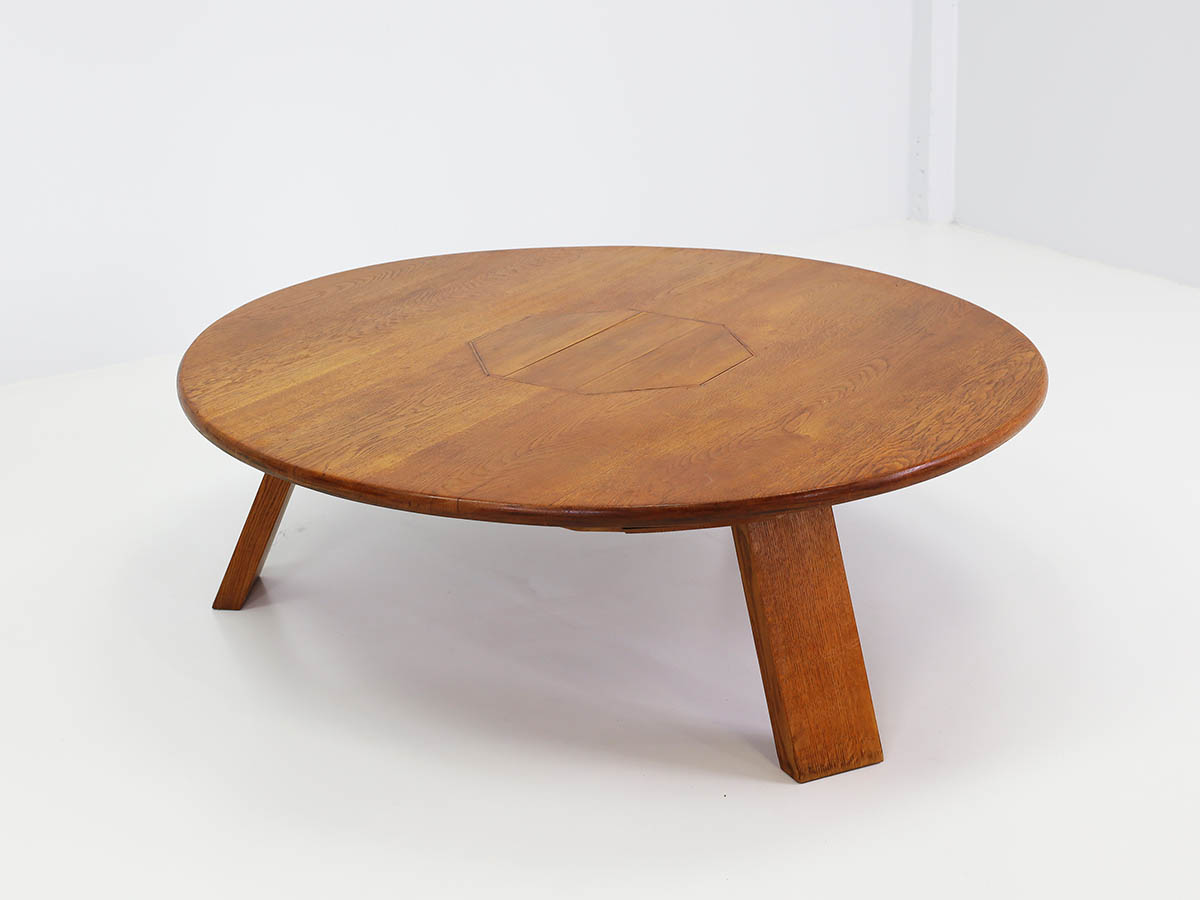 Item nr: 26121 - Large French Brutalist Solid Wood Table – Diameter 134 cm Large French Brutalist Solid Wood Table – Diameter 134 cm