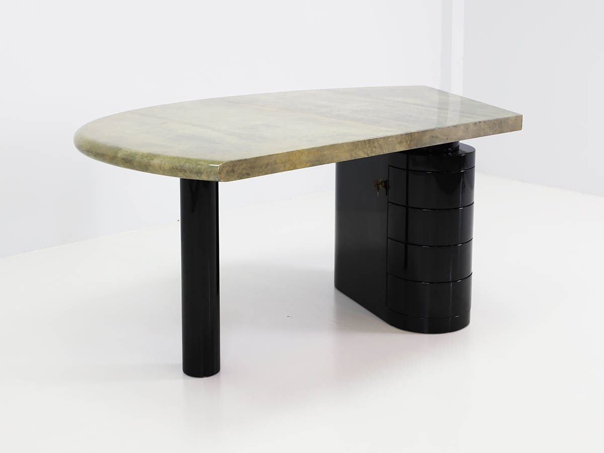 Item nr: 26134 - <br/>Bureau postmoderne à tiroirs en parchemin vert sauge, finition laquée ultra-brillante <br/>Bureau postmoderne à tiroirs en parchemin vert sauge, finition laquée ultra-brillante